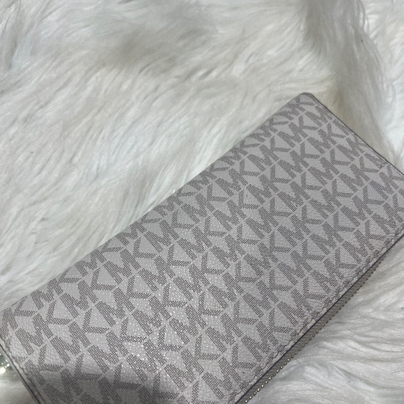 New Michael Kors wallet womens wrist wallet - Picture 3 of 4